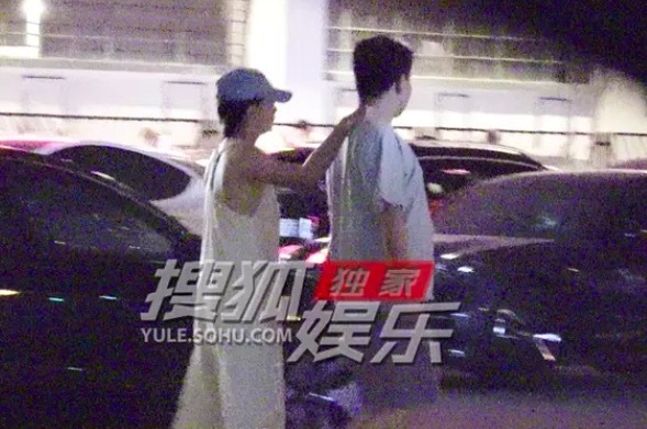 殷桃和男友吃完饭回家 如老夫老妻般松弛感满满