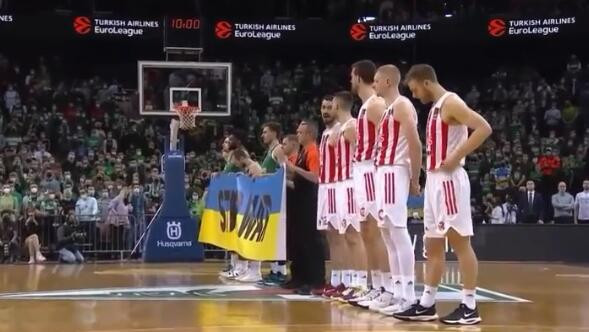 拒绝举起乌克兰国旗颜色横幅，塞尔维亚球员遭嘘声