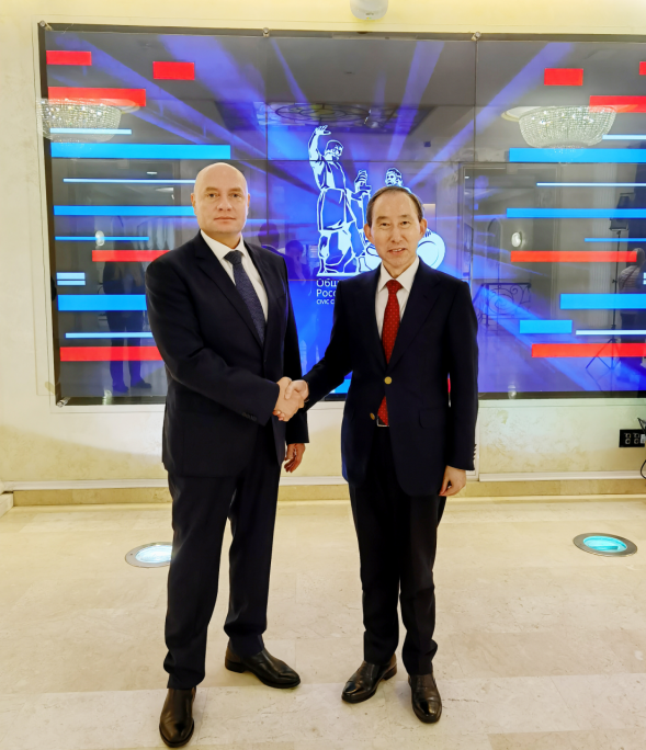 龙宇翔（右）与俄罗斯联邦公众院第一副主席谢尔盖耶维奇