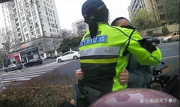 杭州交警幫外賣小哥墊付罰款 溫情執(zhí)法暖人心