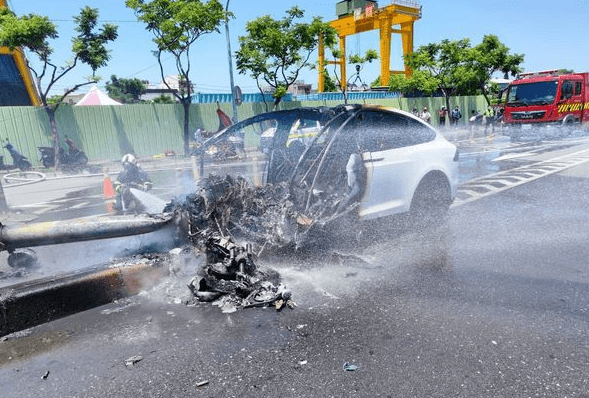 林志颖驾车突发车祸，却被扒是特斯拉迷，不仅车买四辆还购入股票