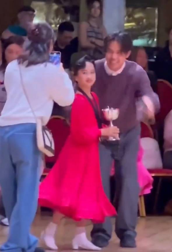 孙俪男儿拉丁舞比赛夺冠 姆妈昂然纪录神采欢跃