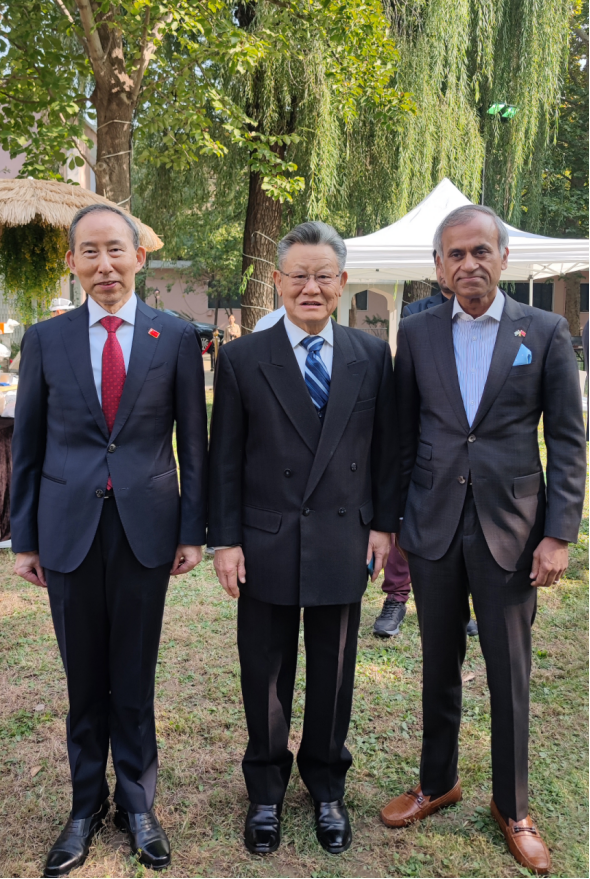 龙宇翔（左）、沙祖康（中）、联合国驻华协调员常启德合影