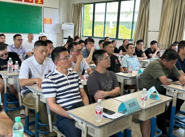 越来越多学校点名爸爸来开家长会