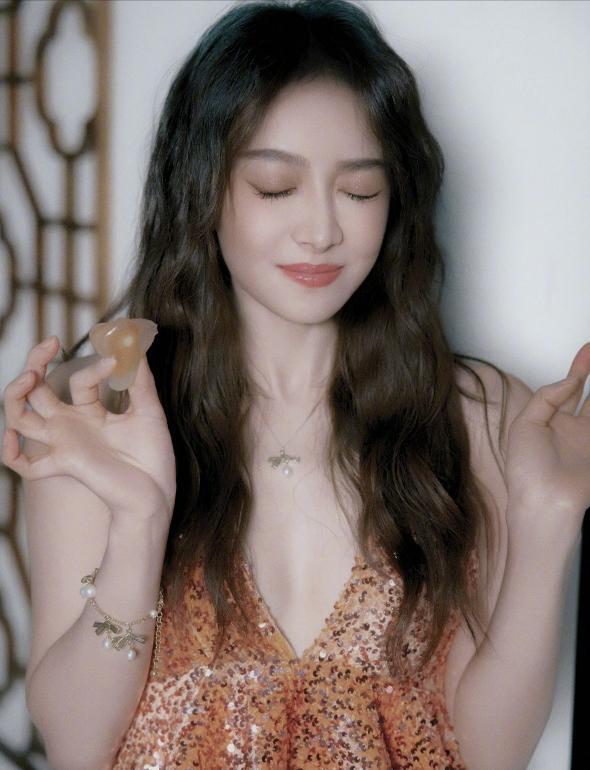 迪麗熱巴端午曬蛋糕 獨(dú)特慶祝方式
