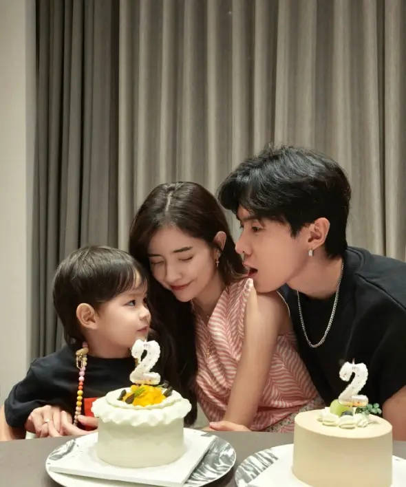 唐禹哲老婆晒全家福 幸福庆生时刻