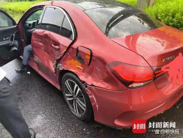 惊险！奔驰车雨天被大货车顶行1分钟 女司机冷静自救脱险