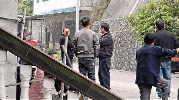 整座山都是空壳 村民“裂缝”求生 危山之下生命待救
