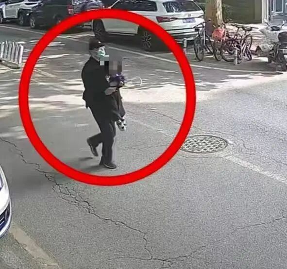 女子控訴丈夫伙同6人當街蒙面搶走2歲兒子，最新進展 法院裁定歸還孩子