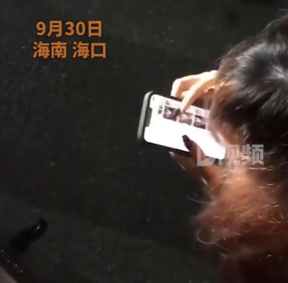 女生把90多张卖萌自拍错发班级群，当街大叫感觉非常崩溃