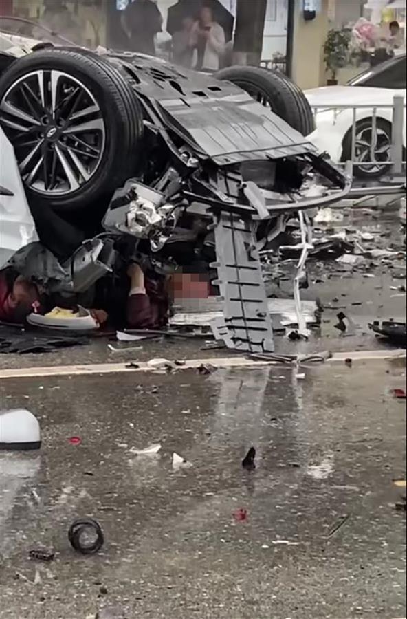 江西抚州多车相撞 致1死5伤，目击者讲述详情