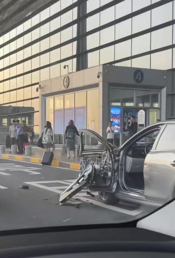 天津机场航站楼车祸 司机斗气引发关注