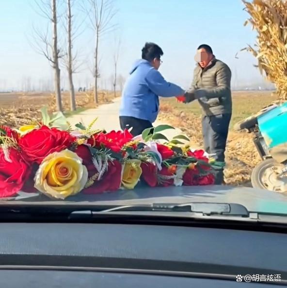 为让婚车不走回头路司机放倒三轮车 淳朴善举温暖人心