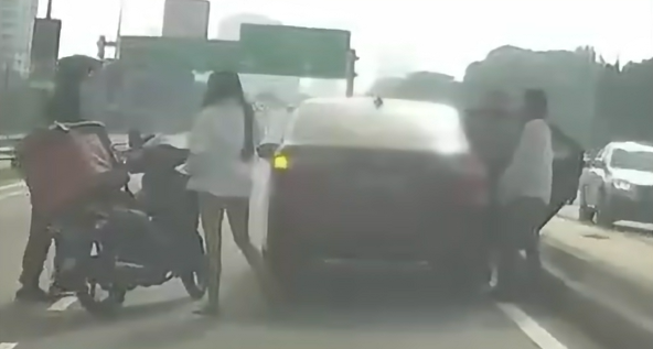 马来西亚女子因害怕司机突然跳车