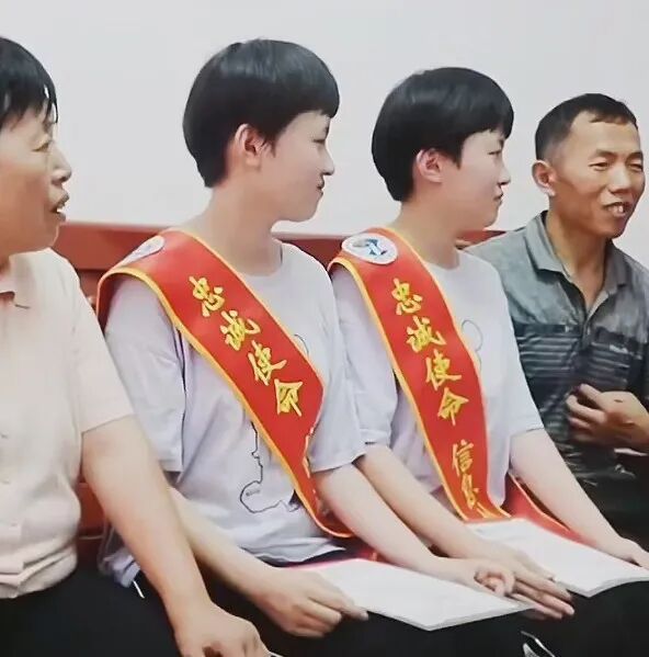 双胞胎姐妹穿上军装的梦想成真了 共赴军营沃土