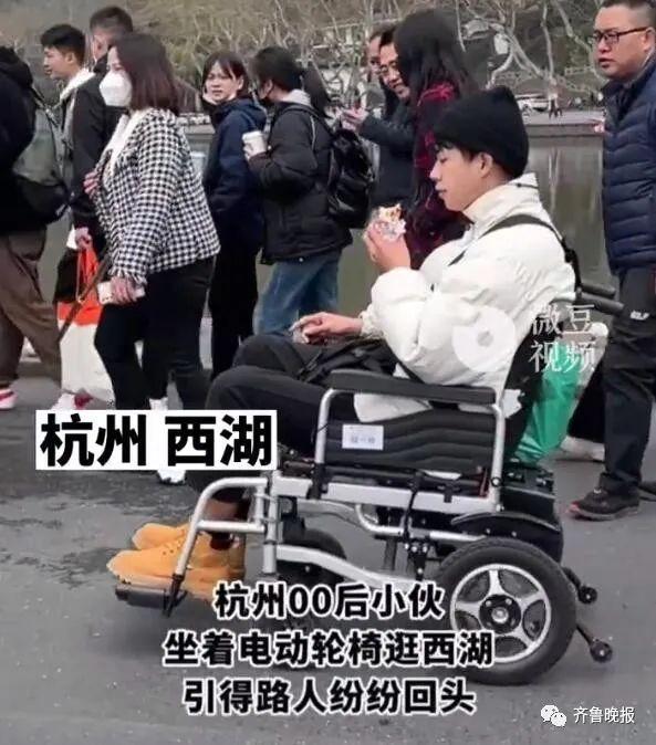 年轻人解锁通勤新方式 坐电动轮椅上下班