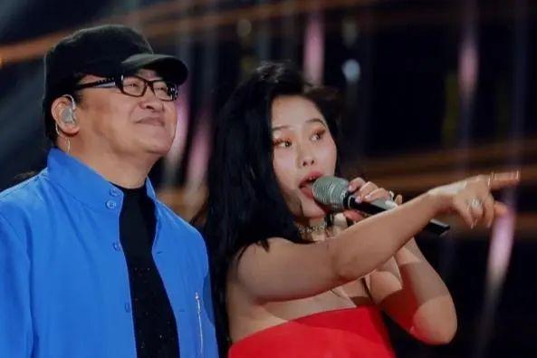 网友让袁娅维改名袁娟再战歌手 艺人直面争议引热议(4)