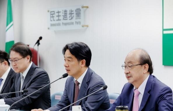 突发特讯!郑丽文提出特殊统一方式,赖清德被逼急,要求岛内民众绝不投降?