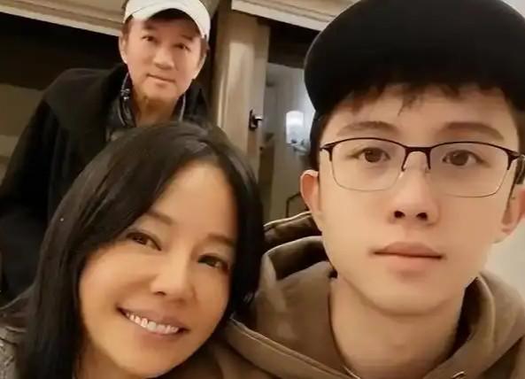 孙安佐被持 克己火焰喷射枪惹祸