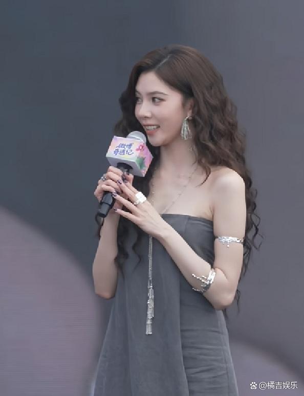 宋妍霏回应提了24次裙子 礼服设计缺陷引热议