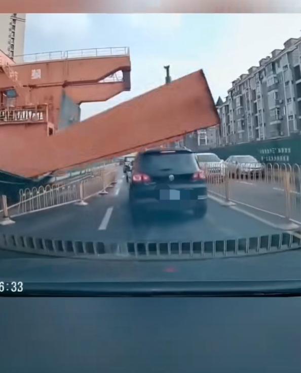 拆卸龙门吊时汽车被砸中 有人员伤亡