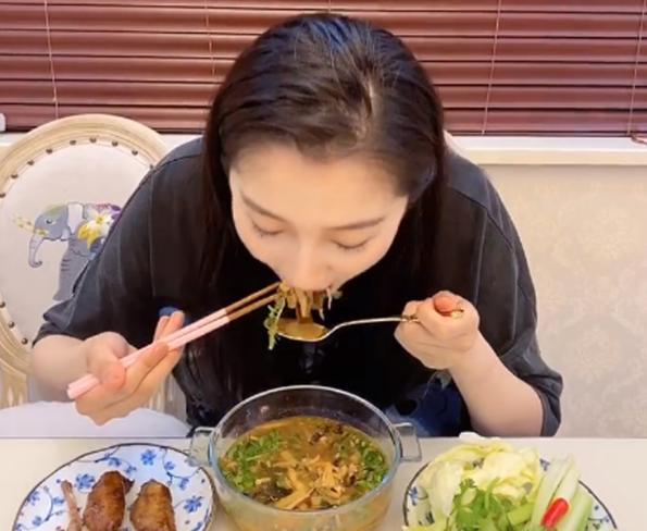 贾玲瘦100斤，马思纯半年瘦了50斤 网友：果然女明星都是胖着玩的