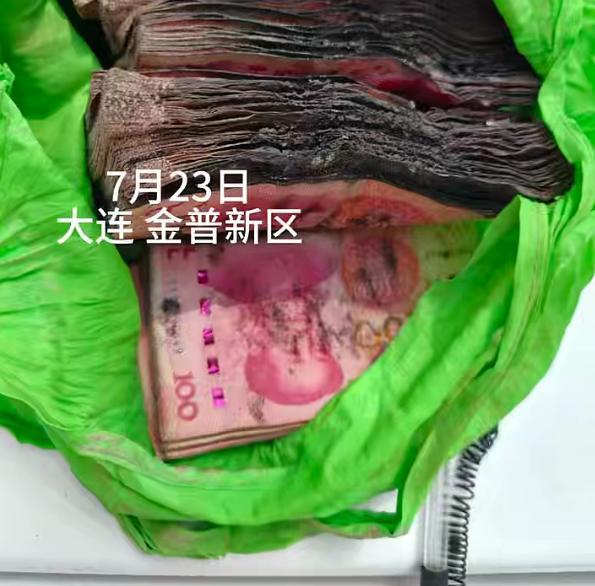 10万现金被日晒雨淋粘连兑换8.2万 银行两天接力清点