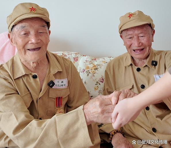 两位老兵相隔13年再度重聚 跨越69年的战友情深