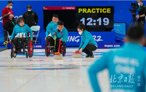 中国轮椅冰壶队在冰立方进行首次赛前训练