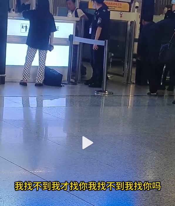 疑借充电宝遭拒情绪失控 攻速拉满，根本停不下来