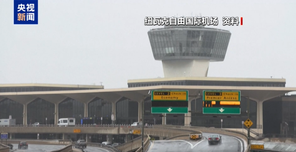 央视记者亲历美国航班严重延误 空中管制人员短缺引发