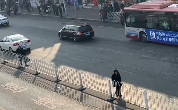 大连一老人遭大货车碾压 行人违规穿行引关注