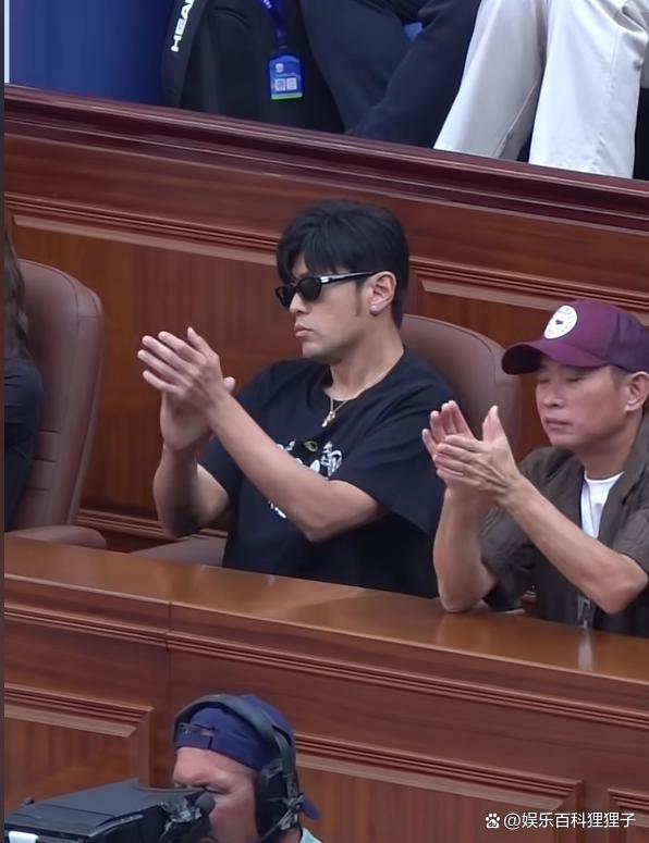 周杰伦转发“中国著名歌手” 态度坚决面朝北