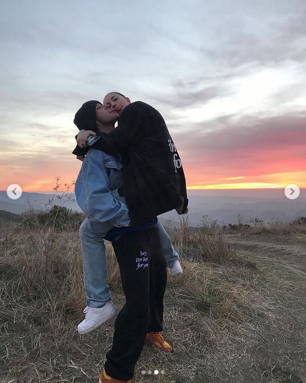 乔布斯小女儿晒与歌手哈里拥吻照 高调官宣恋情