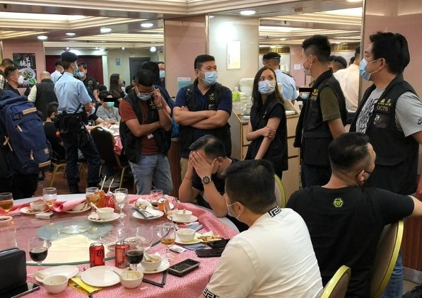 香港警方酒楼“扫黑” O记拘4名通缉犯票控百人