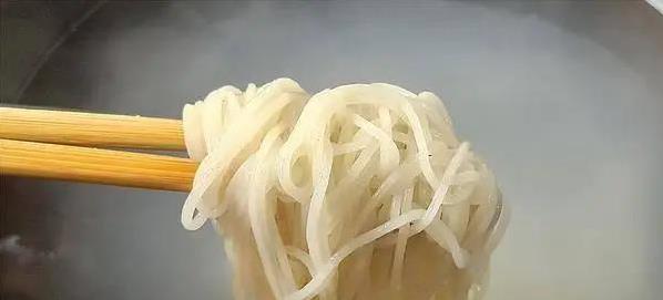 酸汤米粉超简单做法，10分钟出锅，酸辣开胃早餐全家抢着吃