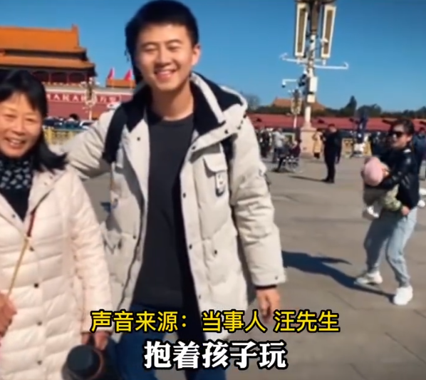 父母伴我们长大 我们陪他们变老 小伙带患癌症妈妈合影 被这个意外同框感动到了