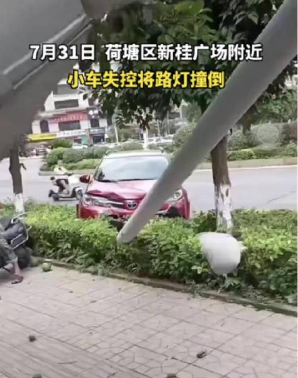 7月31日，株洲新桂广场附近，一辆小车失控撞倒路灯