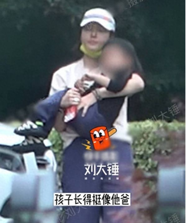 白百何抱二胎儿子出门玩，身穿卫衣牛仔裤十分休闲