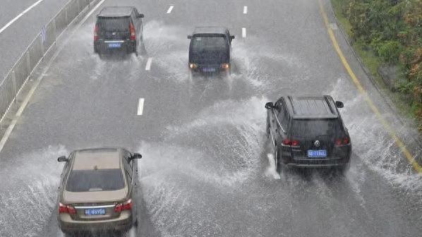 湖南五强溪镇暴雨 积水淹至车顶 多地水位创历史新高