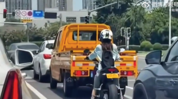 騎手兩次回頭遭后車鳴笛后故意碾壓