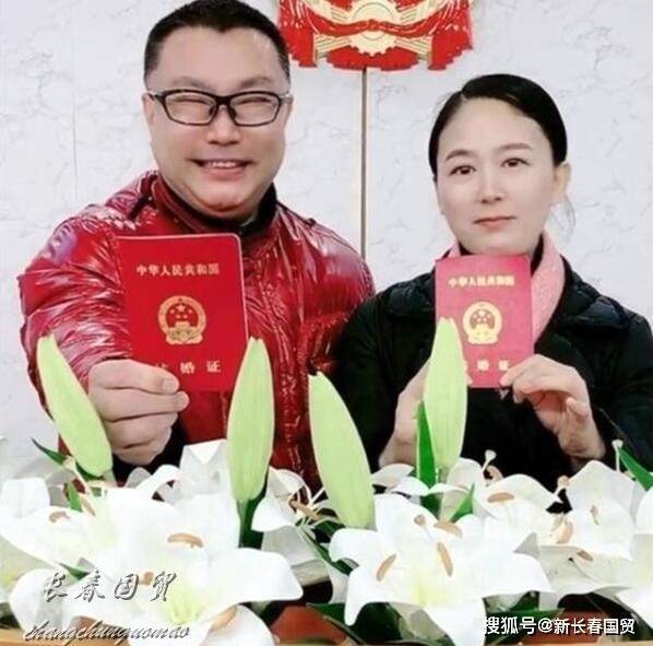 歌手尹相杰夫妇同框秀恩爱，小16岁娇妻端庄大方清纯可人