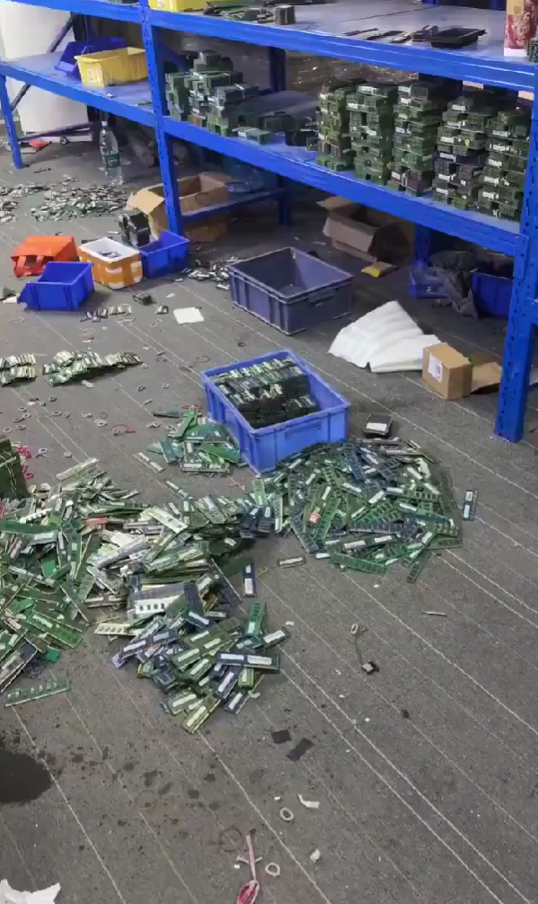 这画面绝望！黄牛高价囤了一屋子内存条：完蛋了 砸手里了