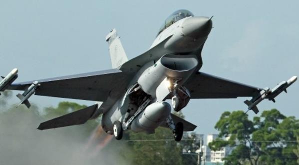 台军称F16失事是个人因素 飞行员父亲：别再卸责