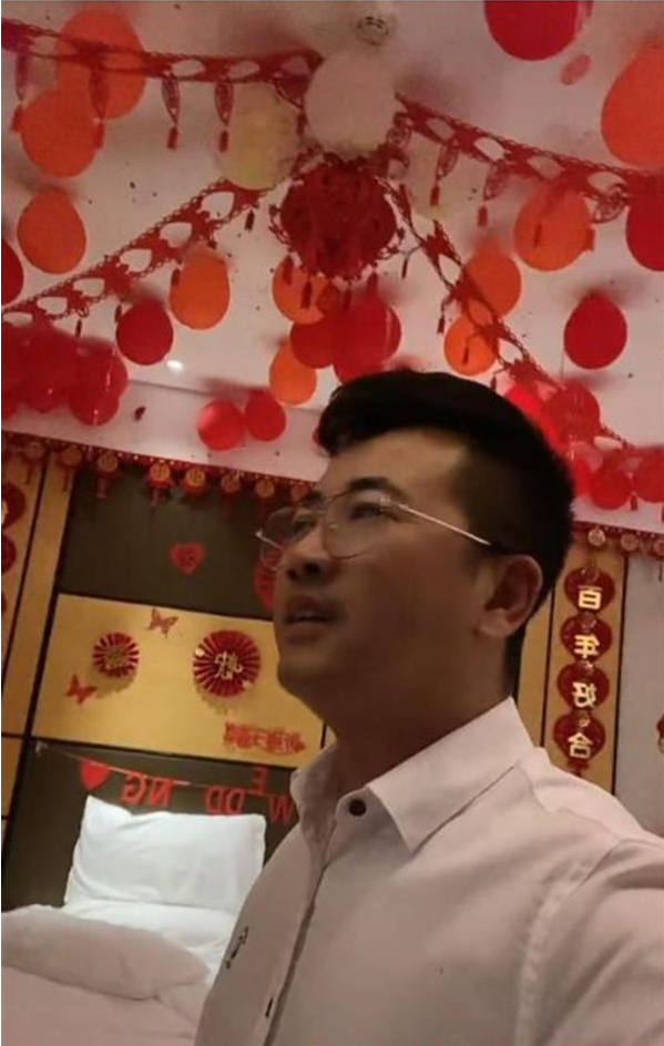 男子出差住酒店被安排进婚房，小伙激动一宿没睡着，调侃“咋不准备新娘子呢？”