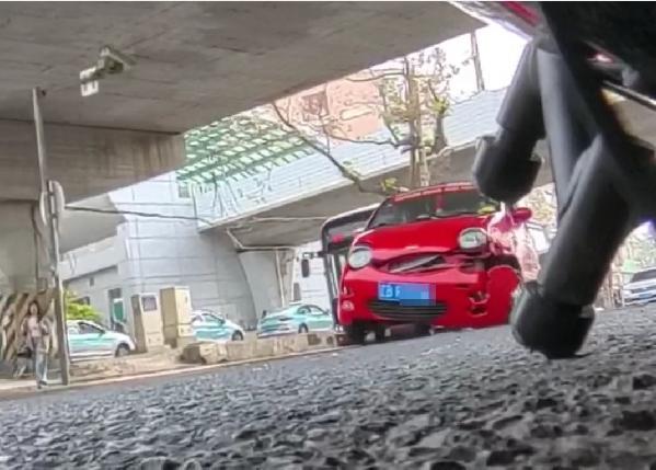轎車撞人逃逸 路人仗義追趕