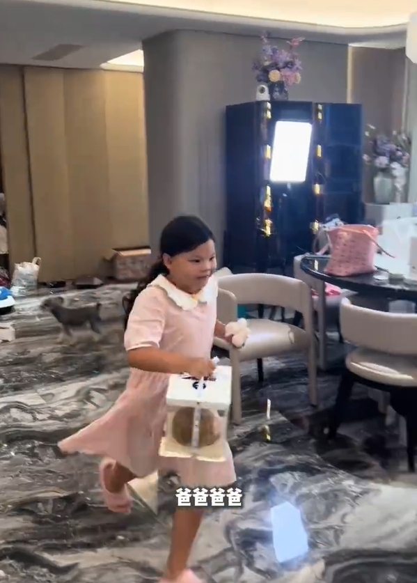 韓安冉大女兒給宋浩然送父親節(jié)禮物 把他高興得合不攏嘴