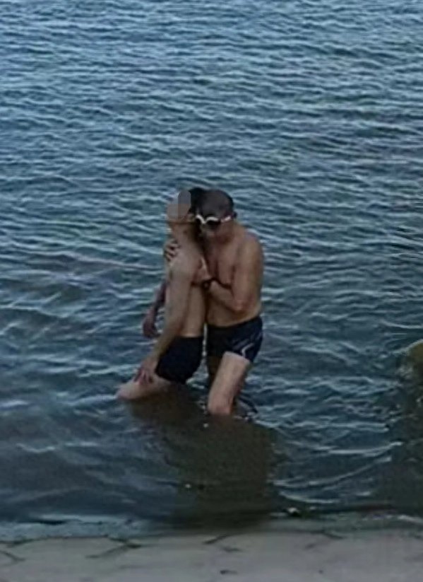 男子滑進長江被救援志愿隊隊員救起