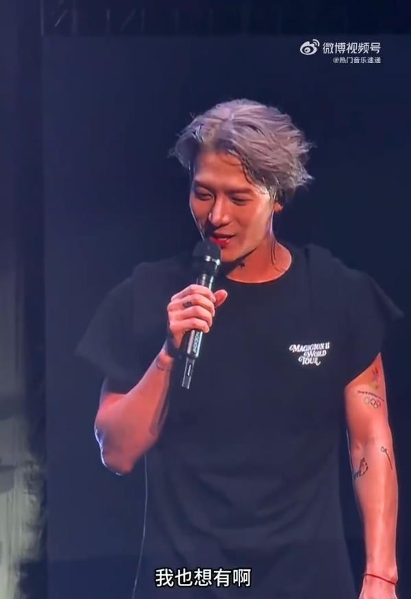 王嘉尔:我也想有女朋友,直言羡慕现场情侣