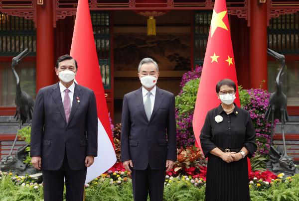 王毅会见印尼对华合作牵头人、统筹部长卢胡特和外长蕾特诺